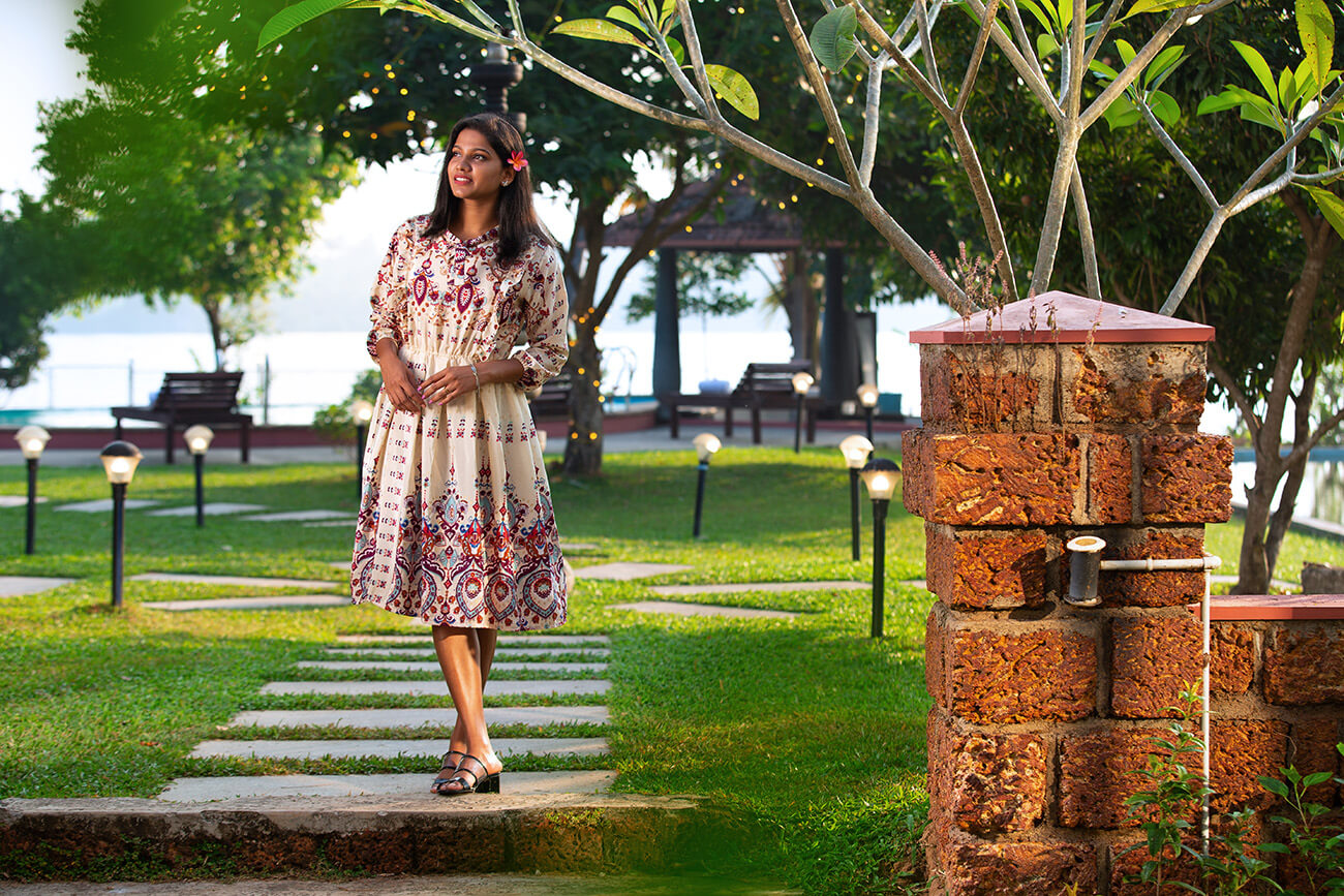 “Serene beachside view at Akanta Ayurveda & Yoga Cherai with lush greenery and calm ocean waves, creating a peaceful atmosphere for relaxation and wellness.”