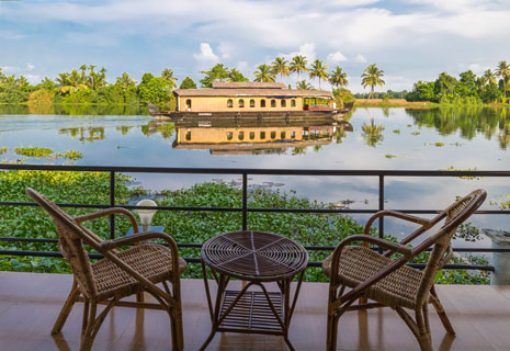 Ayurveda resort in Alleppey – Warmth Lake Haven surrounded by peaceful backwaters, coconut trees, and lush green Kerala landscape